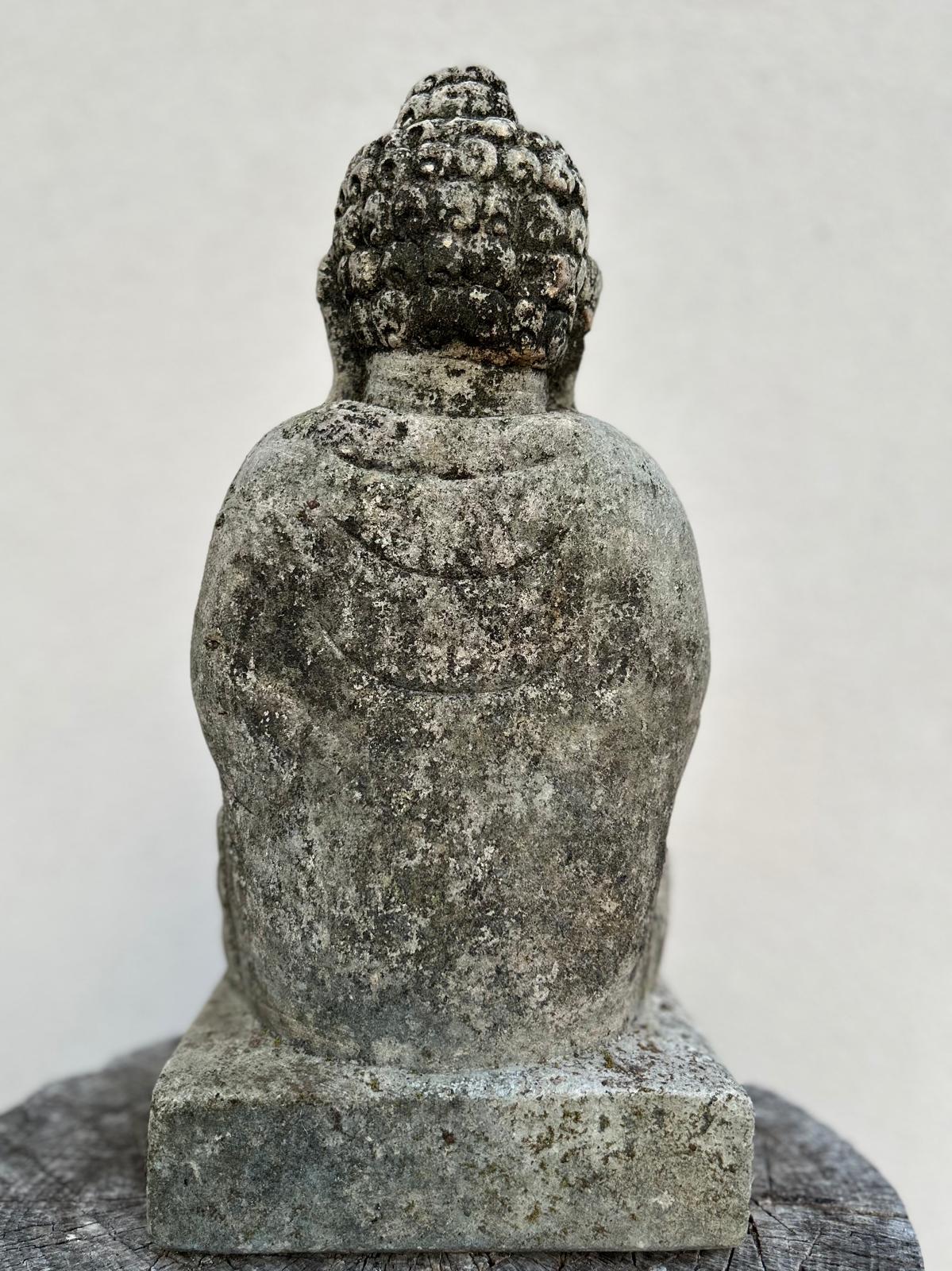 Statua Buddha antica in Pietra con fiore di loto H 45 cm Rif. C033