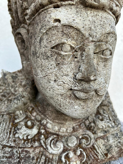 Testa antica di Arjuna in pietra naturale – Scultura artigianale balinese H 30 cm C050