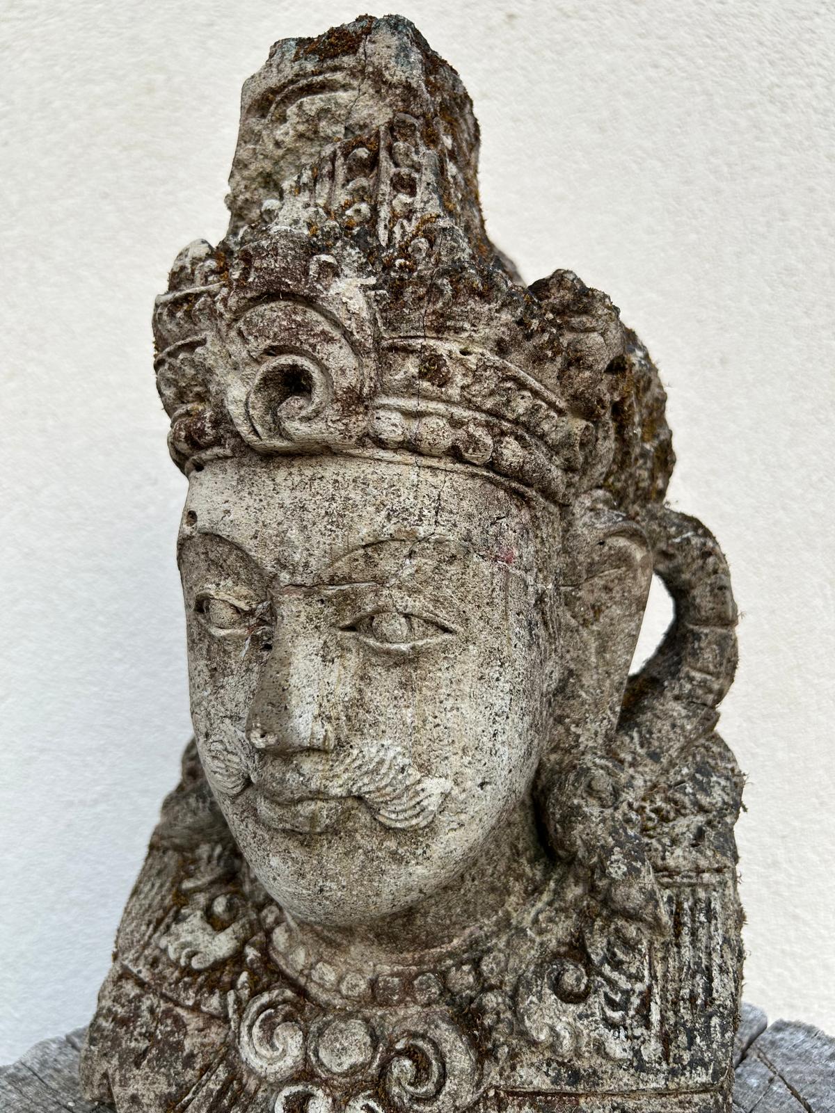 Testa antica di Arjuna in pietra naturale – Scultura artigianale balinese H 30 cm C050