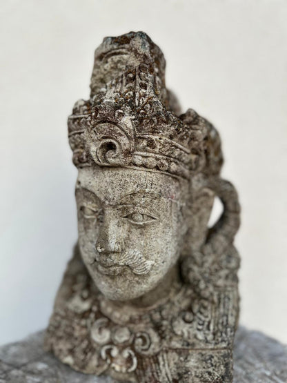 Testa antica di Arjuna in pietra naturale – Scultura artigianale balinese H 30 cm C050