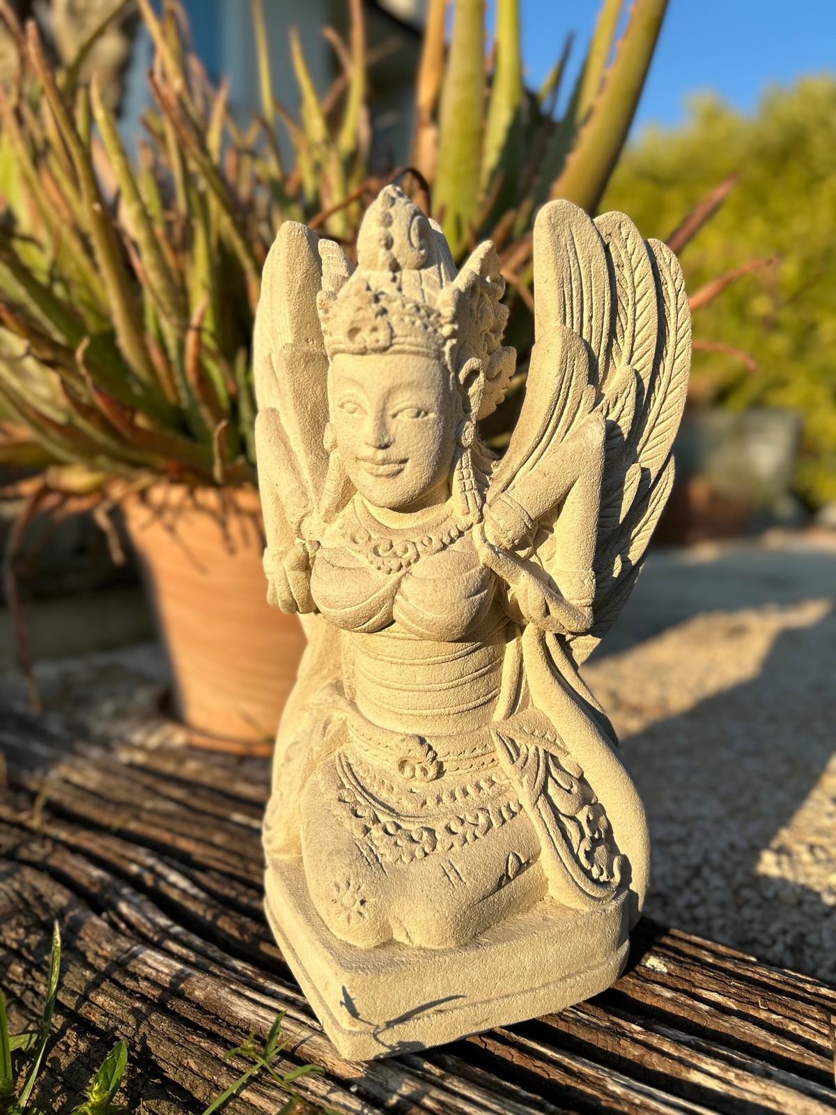 Statua Bidarari Alata | Scultura in Pietra Arenaria tradizione induista balinese H30cm Rif. C045