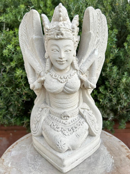 Statua Bidarari Alata | Scultura in Pietra Arenaria tradizione induista balinese H30cm Rif. C045