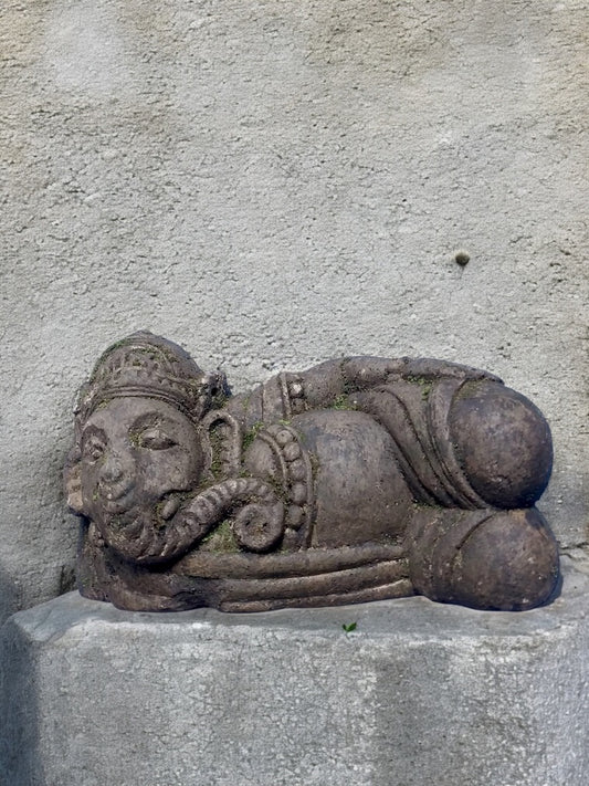Statua Ganesh in Pietra  Scultura Balinese Artigianale per Spazi Zen Lunghezza 28cm rif.B03