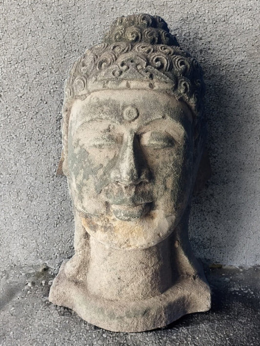 Buddha in pietra scolpiti a mano