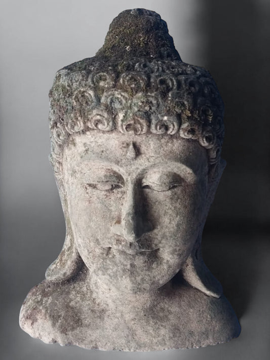 Buddha in pietra scolpiti a mano
